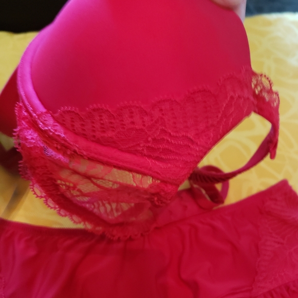 Bra and 4 assorted new panties - Picture 5 of 13